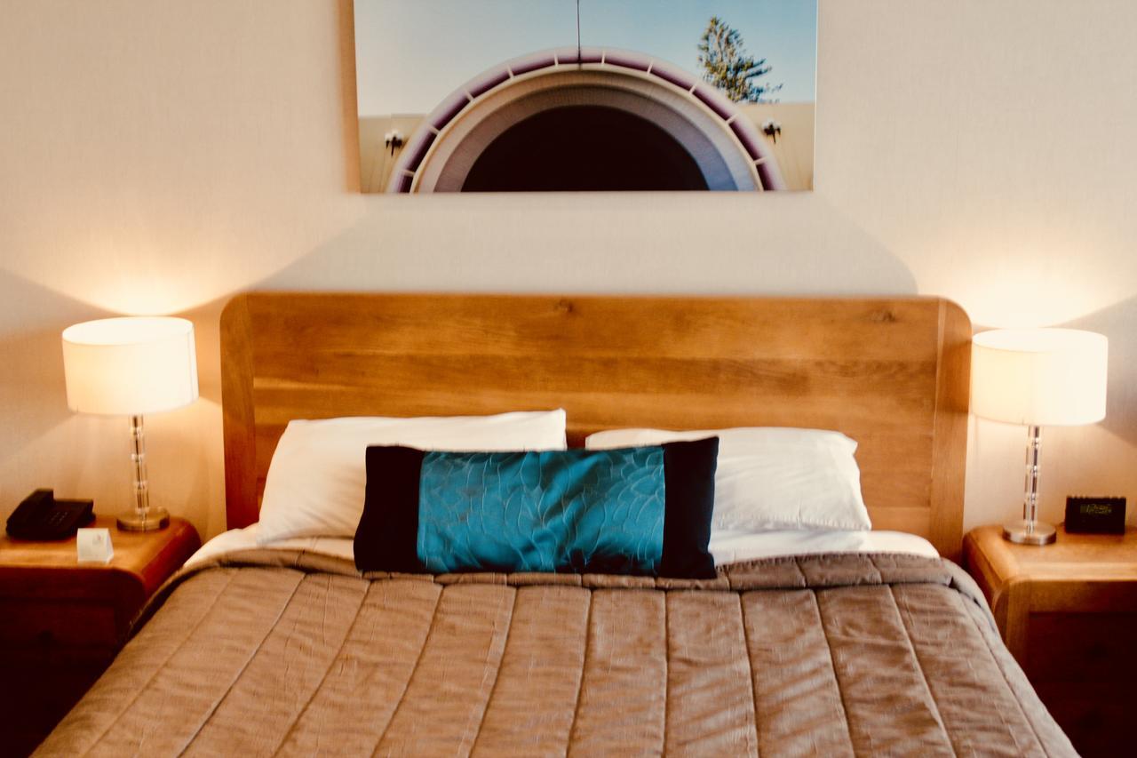The Nautilus Napier Exterior foto A bed with a throw pillow