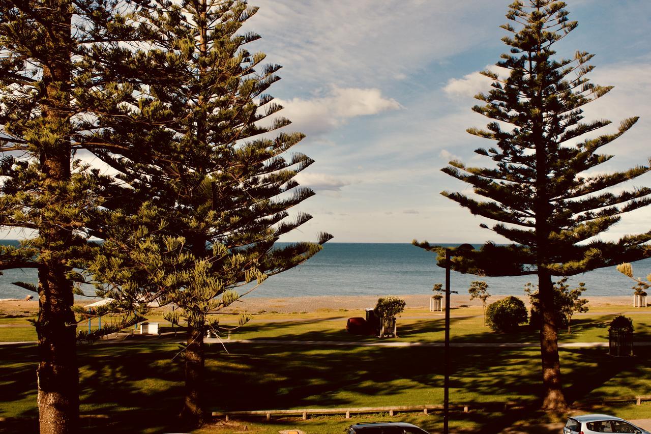 The Nautilus Napier Exterior foto View of the beach from the main street