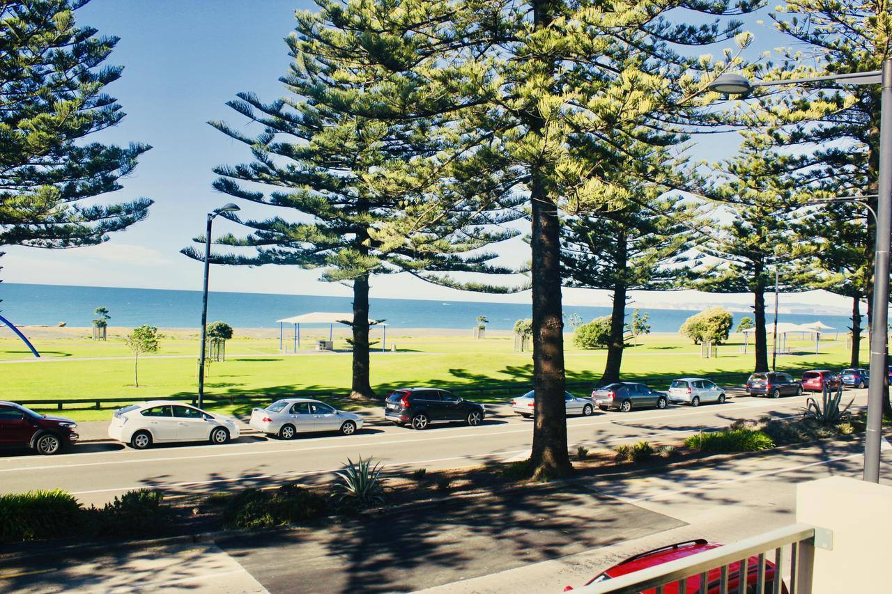 The Nautilus Napier Exterior foto View of the beach from the main street