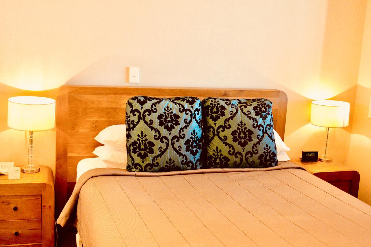 The Nautilus Napier Exterior foto A bed with a decorative pillow